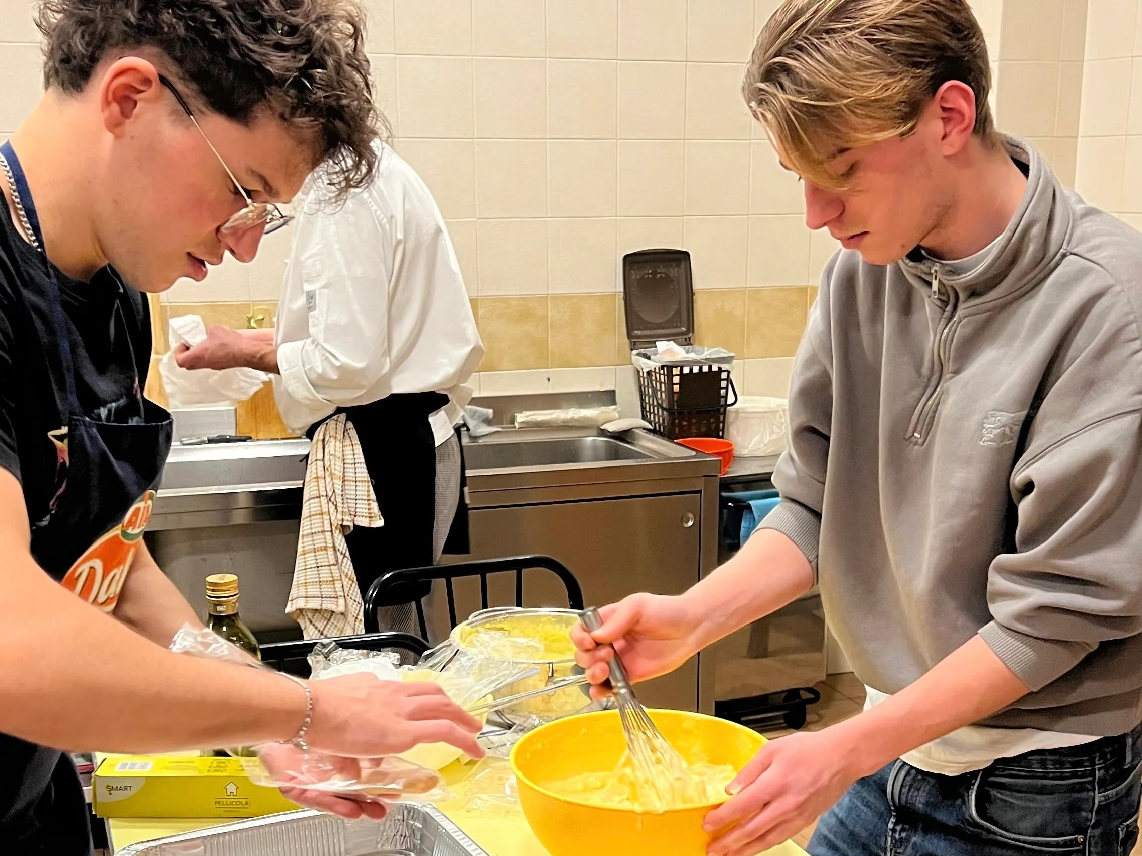 Studenti del Pensionato Bertoni che cucinano insieme in cucina