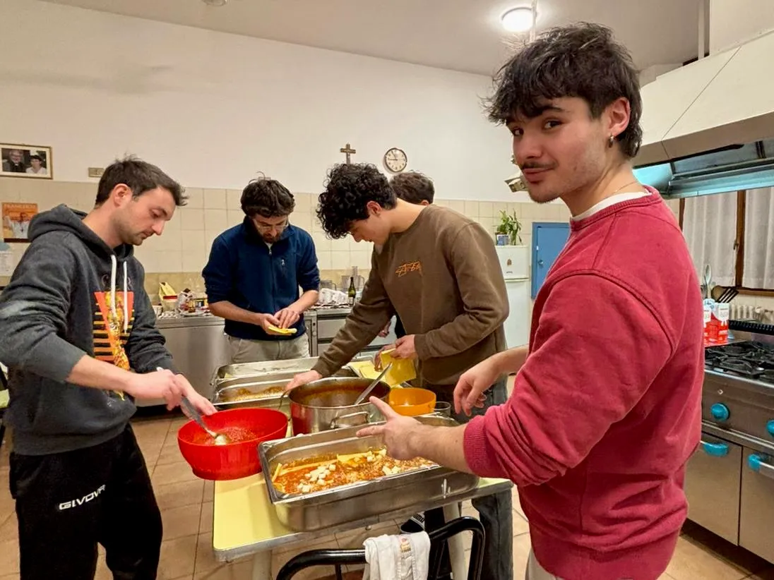 Studenti riuniti per la cena di Natale al Pensionato Bertoni