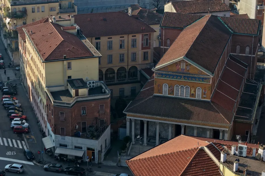 Facciata esterna del Pensionato Bertoni a Milano