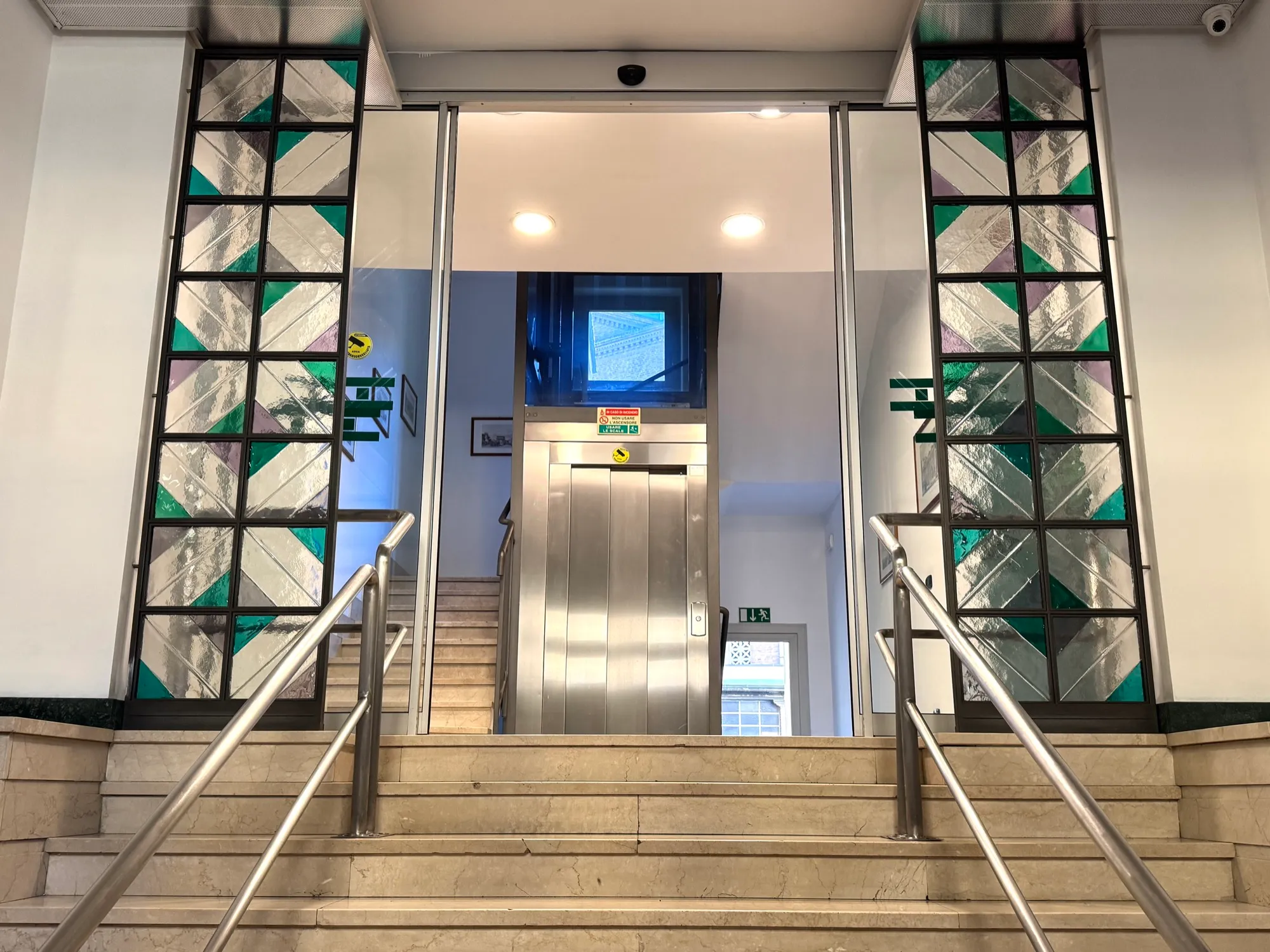 Ingresso del Pensionato con scale, ascensore e vetrata