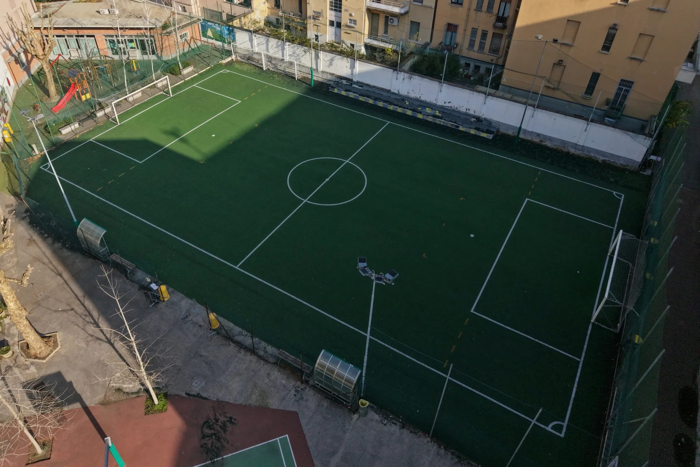 Campo da calcio a 7 in erba sintetica visto dall'alto