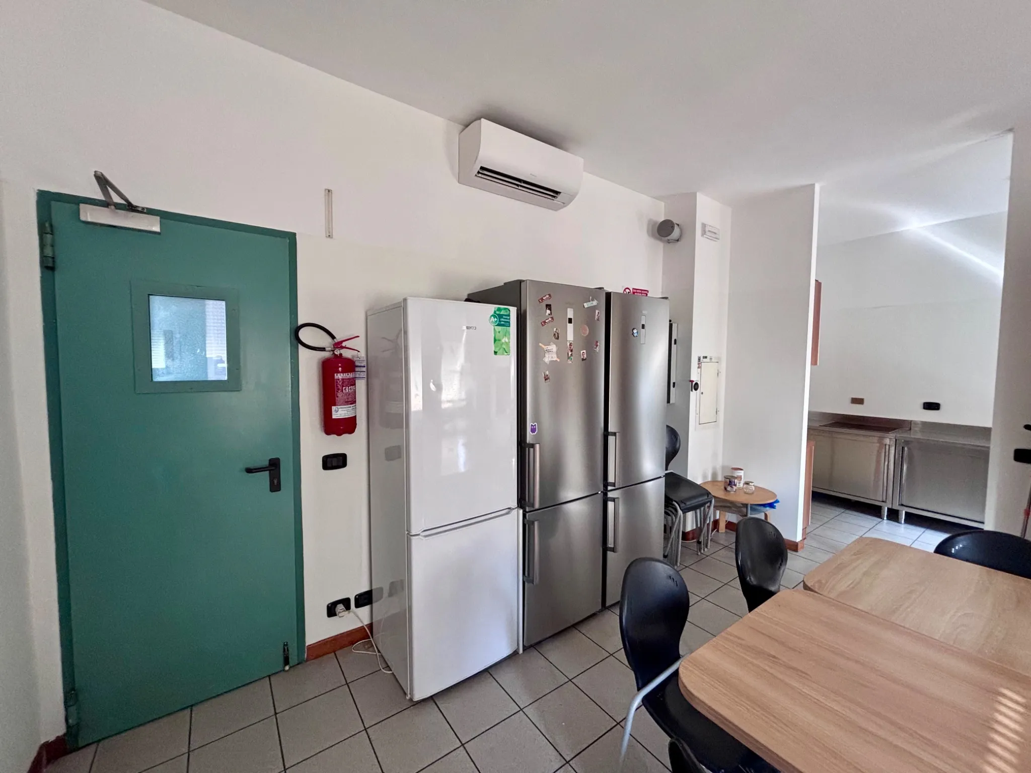 Frigoriferi e porta d'ingresso della cucina