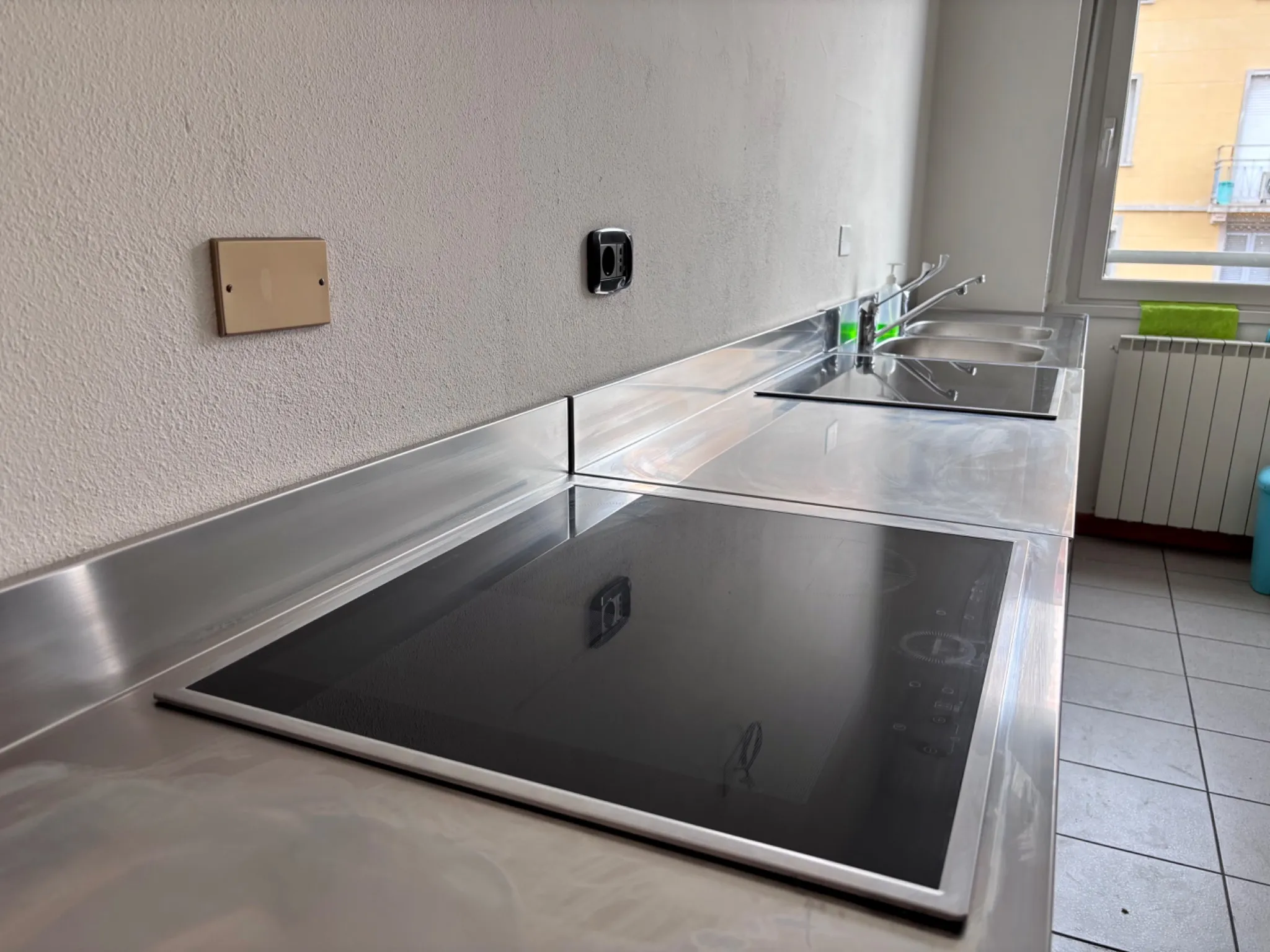 Piano cottura a induzione con lavello in acciaio inox