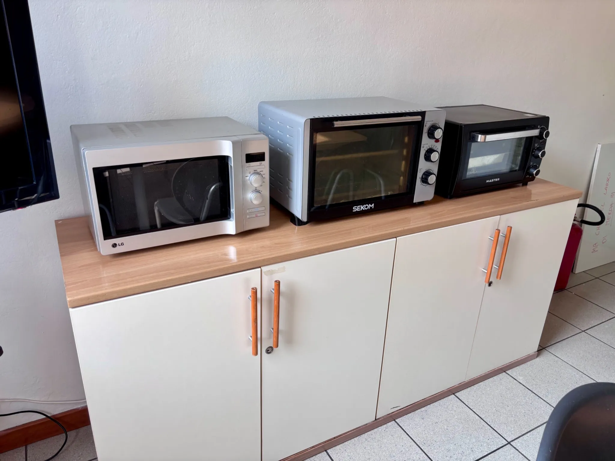 Microonde e forni su mobile della cucina