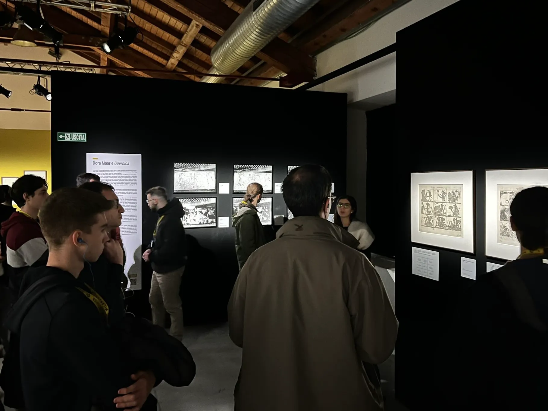 Residenti del Pensionato Bertoni in visita a una mostra d'arte