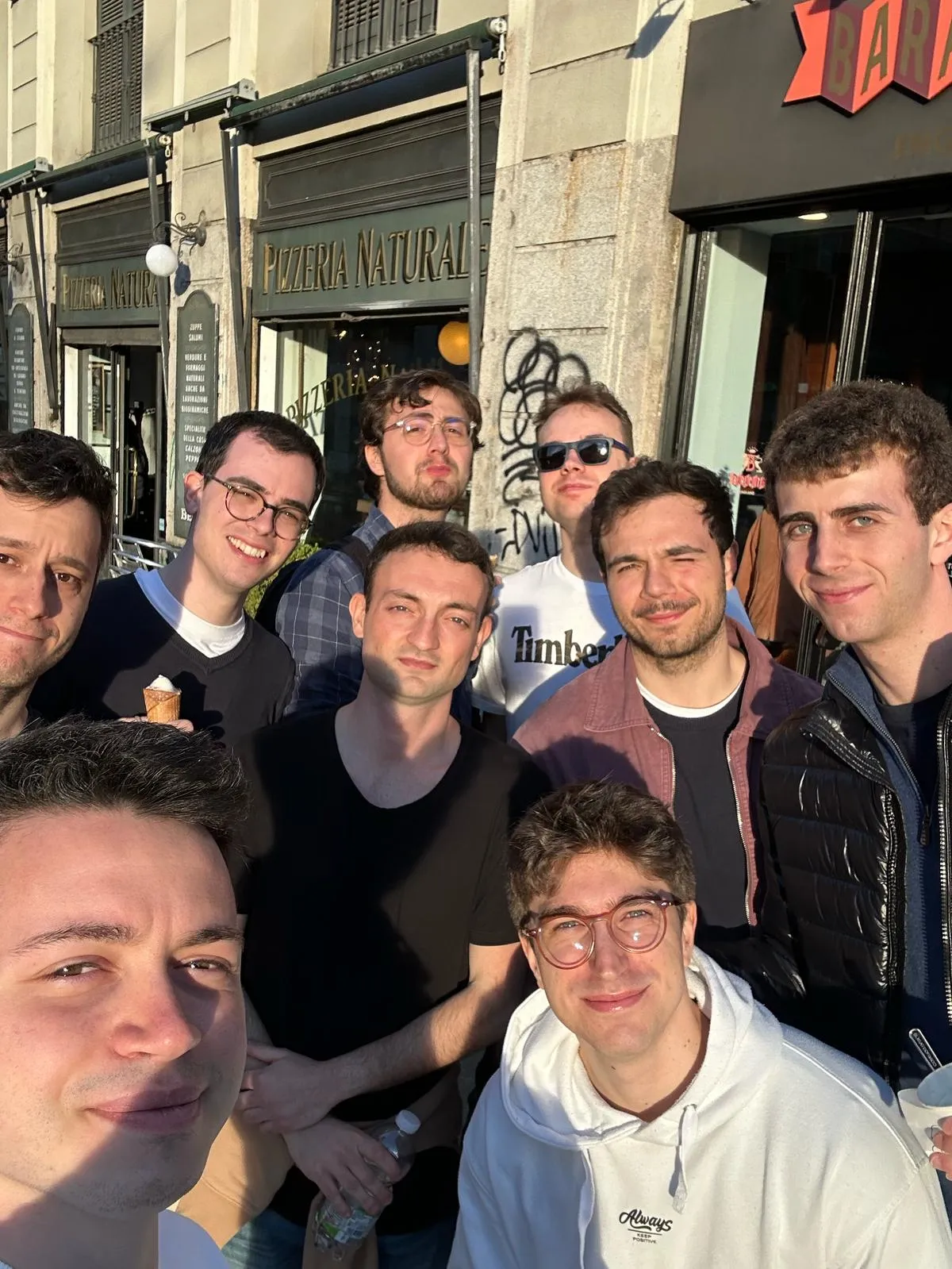 Selfie di gruppo dei residenti del Pensionato Bertoni durante la visita al Museo della Scienza e della Tecnologia