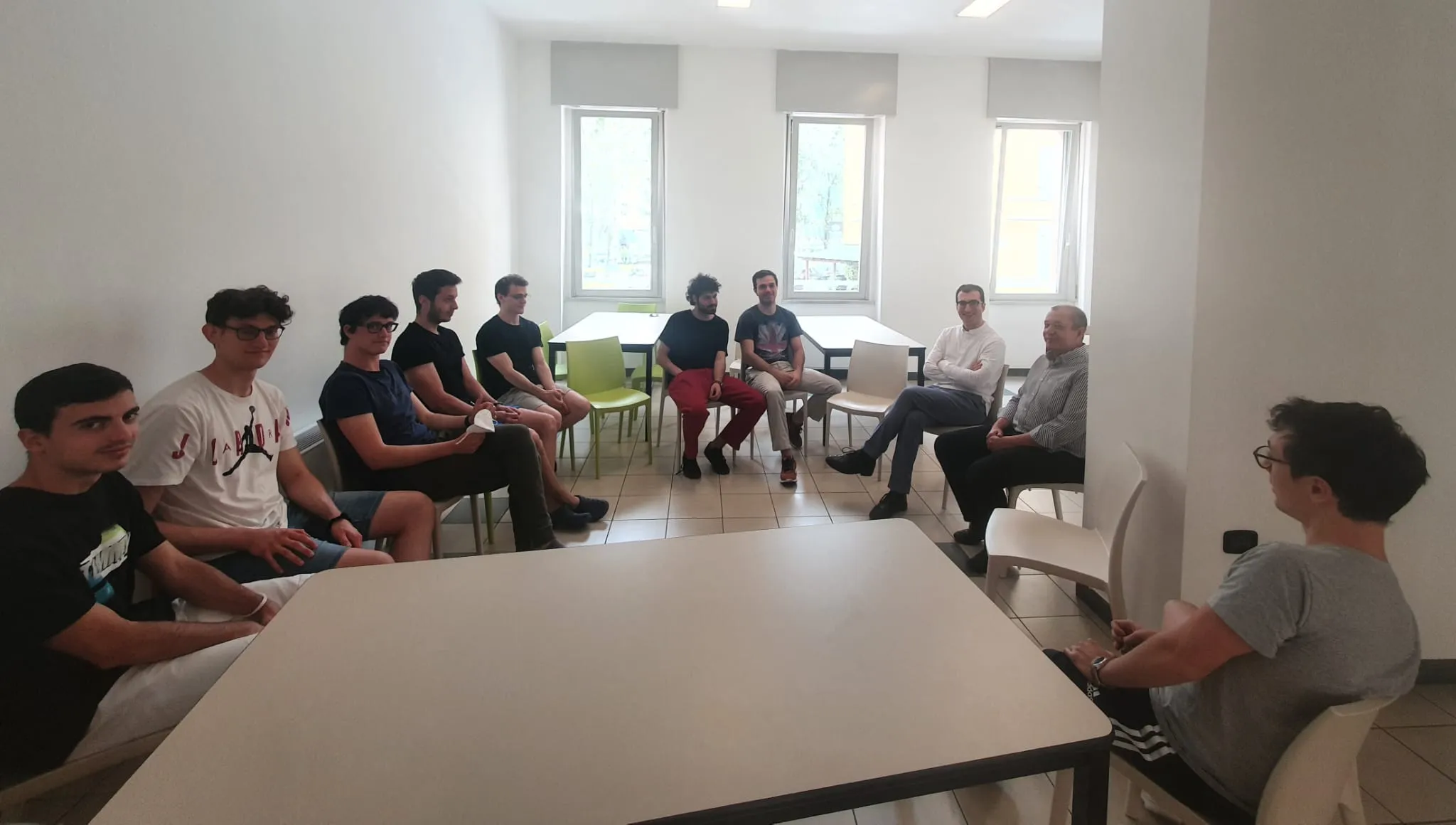 Padre Rubens incontra i residenti del Pensionato Bertoni nella sala comune