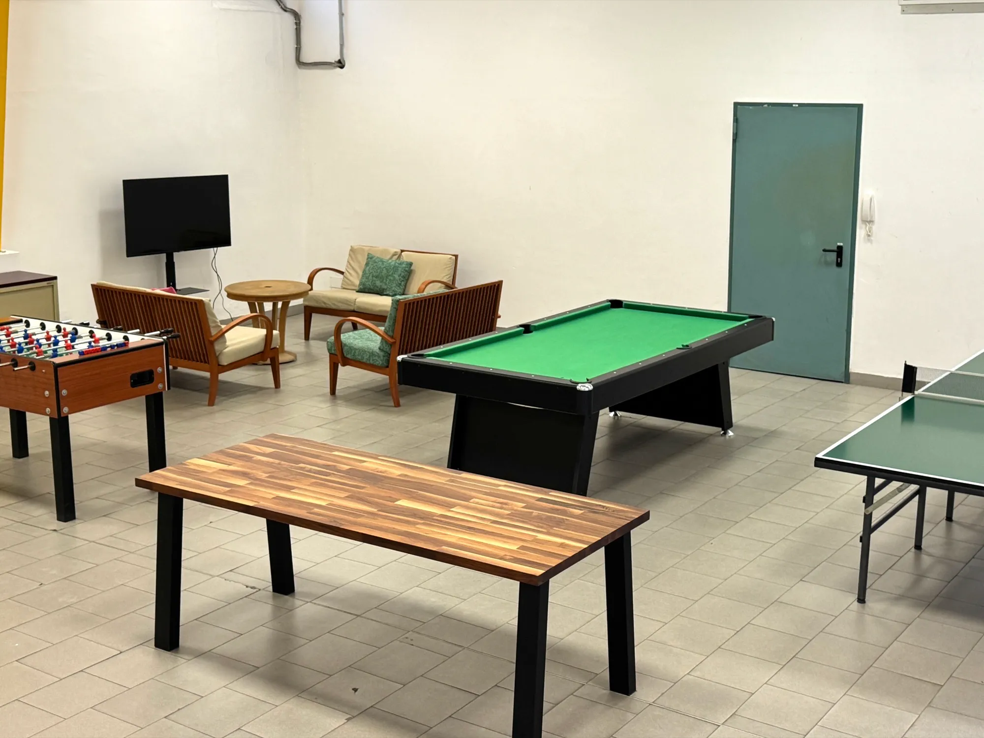 Vista alternativa della sala ricreativa con biliardo e ping-pong