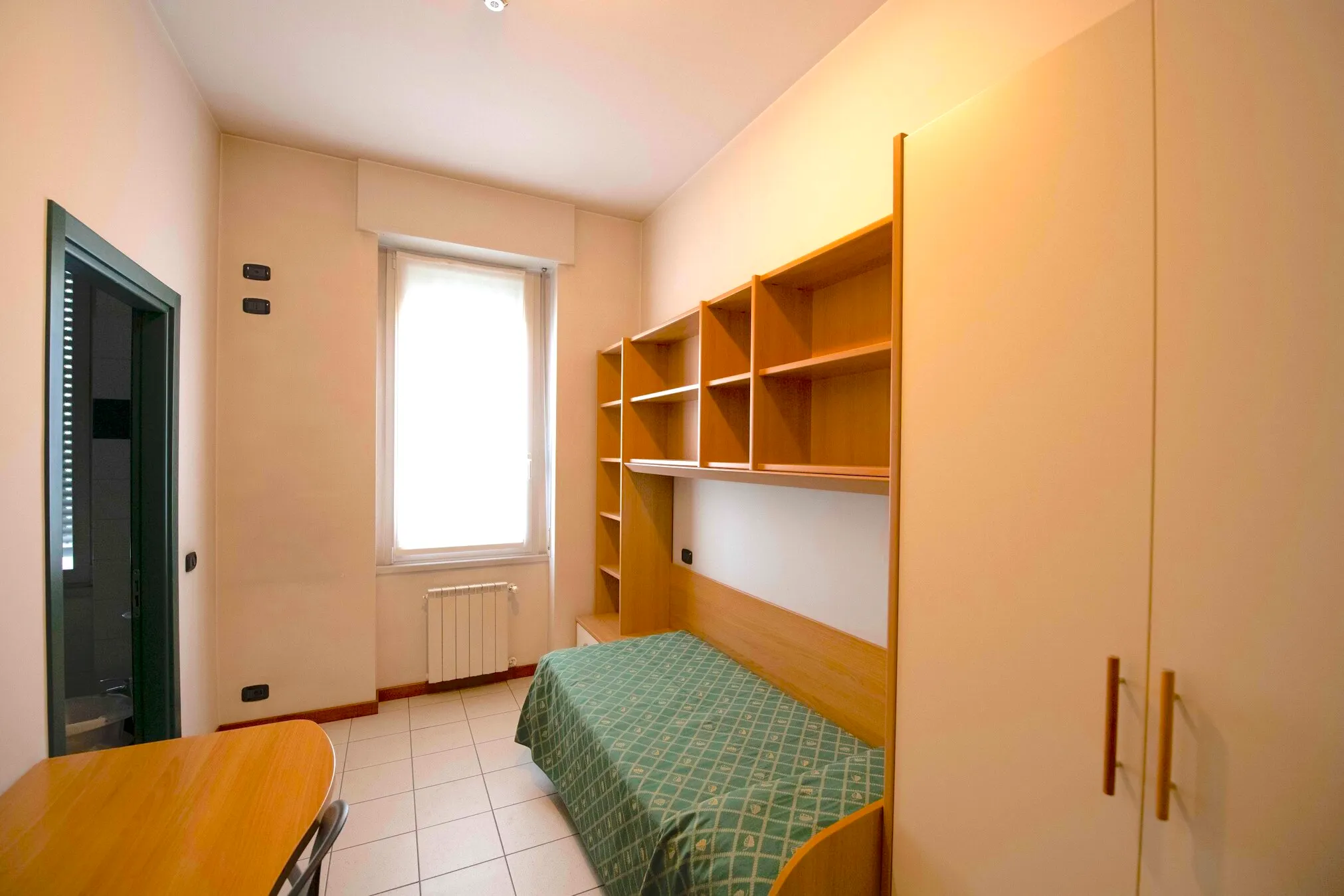 Stanza singola con letto e scrivania