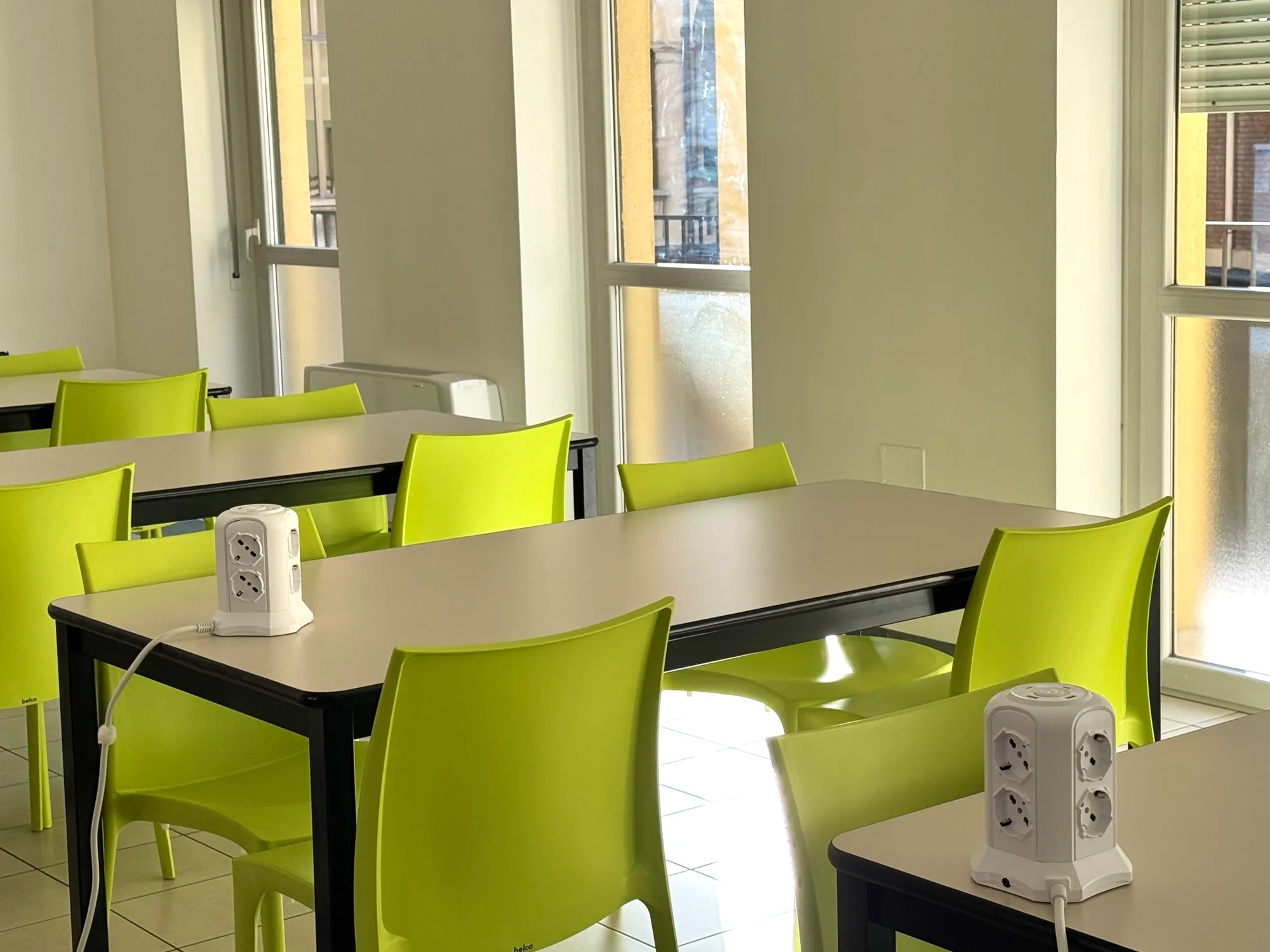 Area studio con luce naturale e sedie verdi