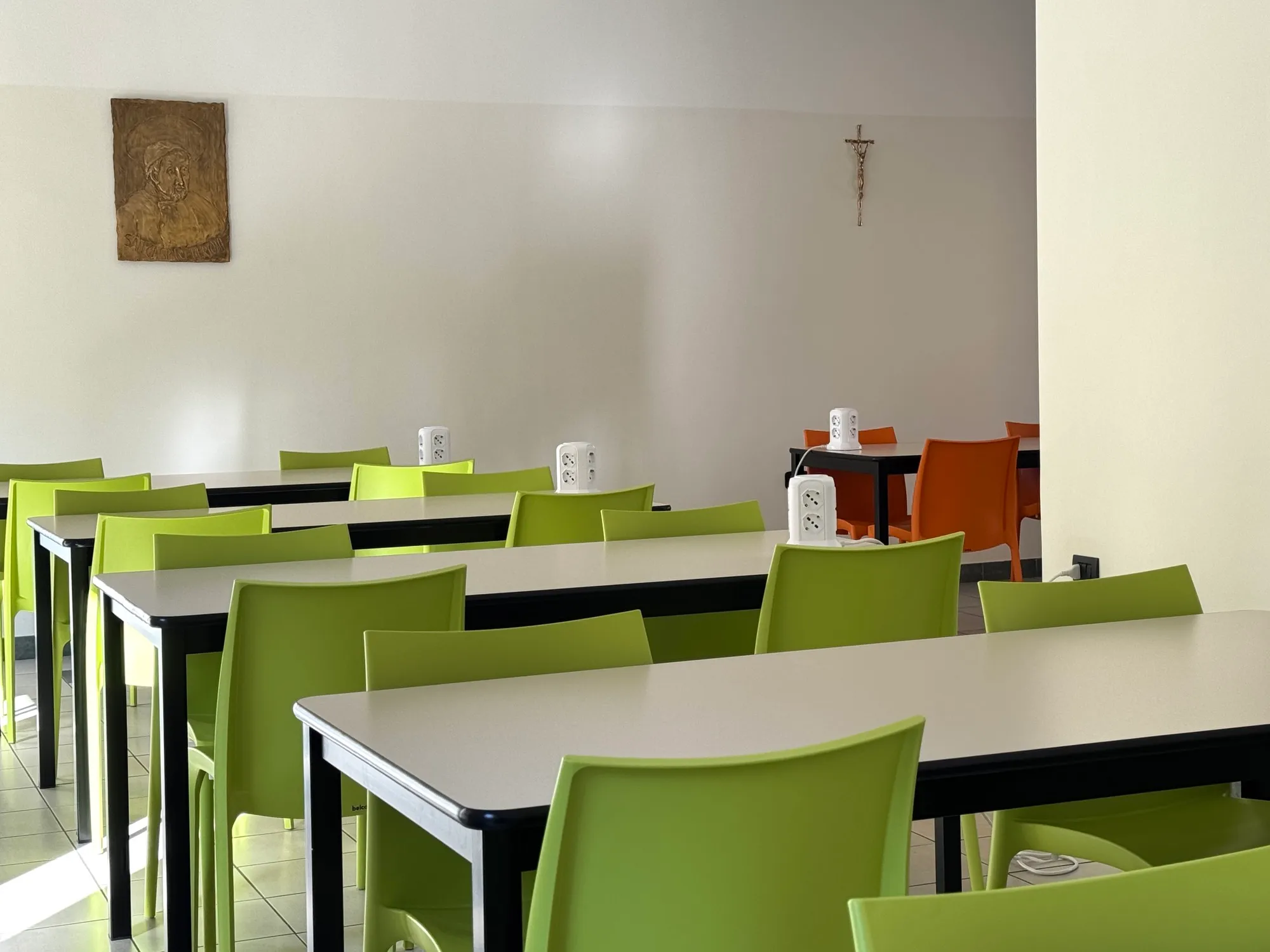 Panoramica della Sala Studio con scrivanie e sedie