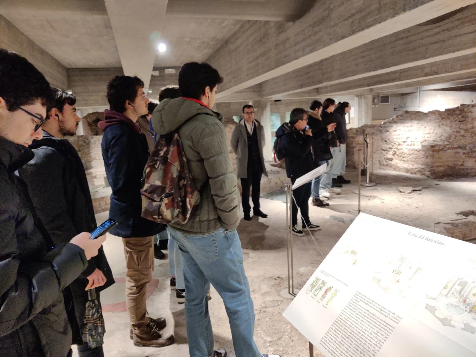 Residenti del Pensionato Bertoni visitano l'area archeologica del Battistero sotto il Duomo di Milano